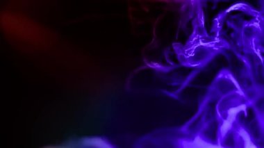 Siyah arkaplanda soyut renkli duman,