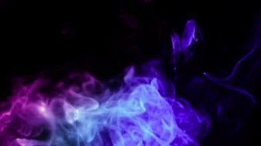 Mor ve mavi karışık duman siyah arka plan