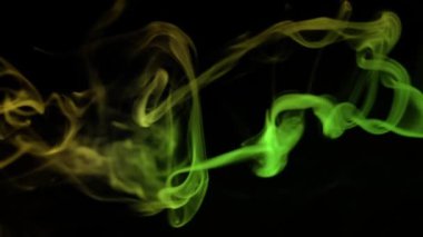 Sarı ve yeşil siyah bir arka plan üzerinde soyut bulut duman renkli. Soyut Yeşil ışık