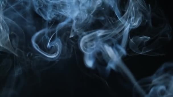 Настоящий дым на черном фоне — стоковое видео
