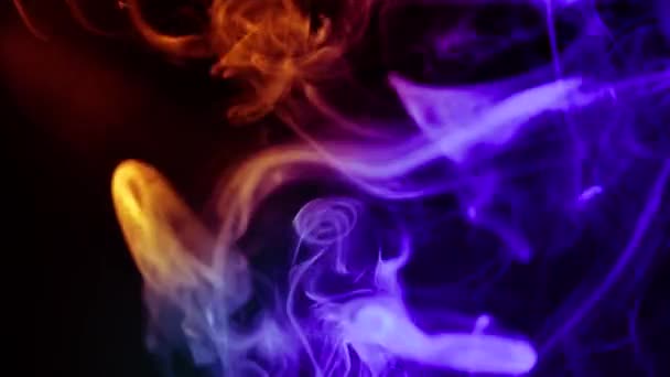 Абстрактный красочный дым на черном фоне, — стоковое видео