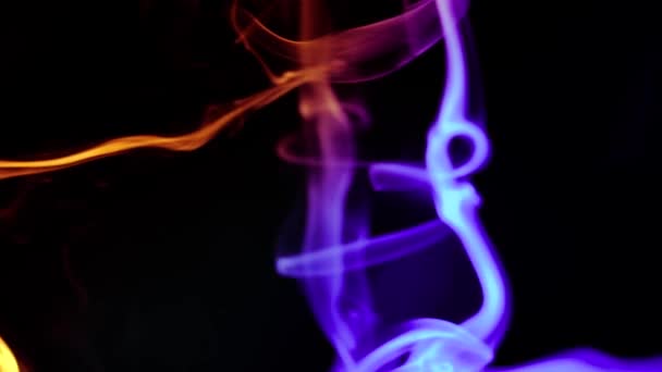 Abstrakcyjny kolorowy dym na czarnym tle, — Wideo stockowe