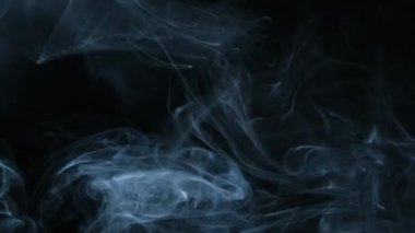 siyah arka plan üzerine gerçek duman