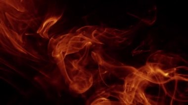 Siyah zemin üzerine kırmızı duman. Ağır çekim