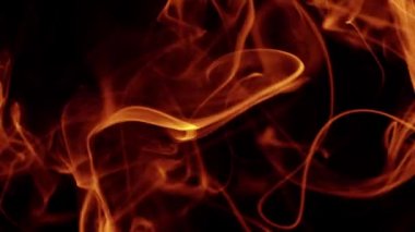 Siyah zemin üzerine kırmızı duman. Ağır çekim