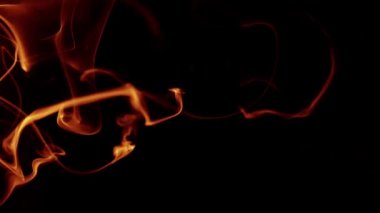 Siyah zemin üzerine kırmızı duman. Ağır çekim