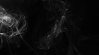 Siyah arkaplanda beyaz duman