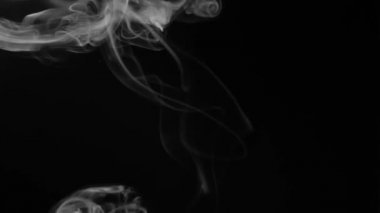 Siyah arkaplanda beyaz duman