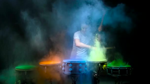 Двое Молодых Людей Играют Барабане Цветной Холодный Порошок Цветной Фестиваль — стоковое видео