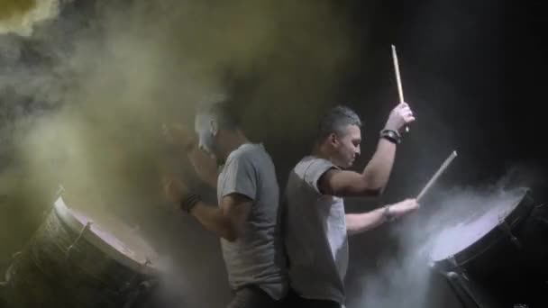 Dva mladí muži hrají bubnu. Barevné holi prášek — Stock video