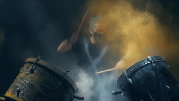 Música energética en la actuación de un baterista profesional. Fondo negro . — Vídeo de stock