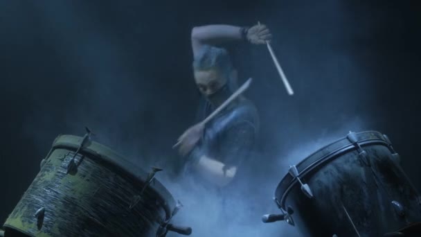 De man speelt de snaredrum in blauwe lichte achtergrond. — Stockvideo