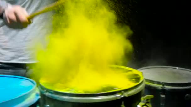 Kleur holi poeder trommel, slow-motion. zwarte achtergrond. — Stockvideo