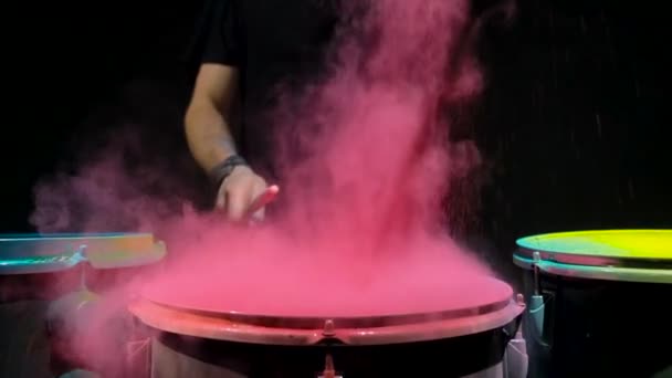 ピンクのホーリー パウダー ドラム、スローモーション。黒の背景. — ストック動画