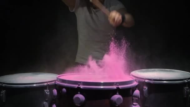 赤いホーリー パウダーは衝撃波パターン、スローモーションでドラムに跳ね返る。黒の背景. — ストック動画
