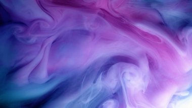 Mavi pembe bulutlar sıvı mürekkep. siyah arka plan