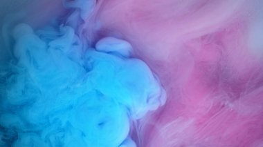 Mavi pembe bulutlar sıvı mürekkep. siyah arka plan