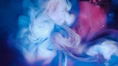 Mavi pembe bulutlar sıvı mürekkep. siyah arka plan