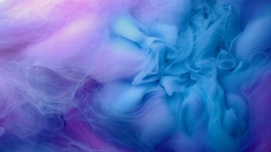 Mavi pembe bulutlar sıvı mürekkep. siyah arka plan