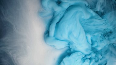 Beyaz arkaplanda izole edilmiş sudaki renk düşüşü