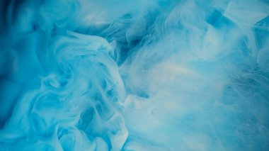 Beyaz arkaplanda izole edilmiş sudaki renk düşüşü