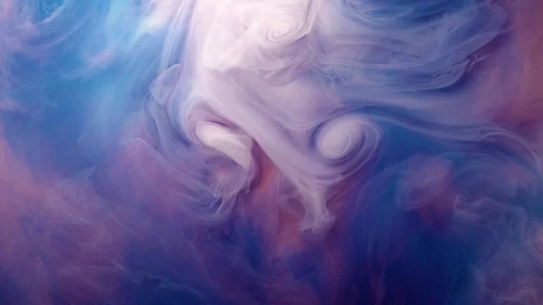 液体のインクの青ピンクの雲。黒の背景 — ストック写真