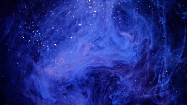 พื้นหลังอนุภาคสีฟ้าแวววาว จักรวาลฝุ่นสีน้ําเงินที่มีดาวบนพื้นหลังสีดํา ลักษณะการเคลื่อนไหวของอนุภาค . — วีดีโอสต็อก