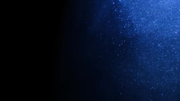 きらびやかな青い粒子の背景。黒い背景に星と宇宙青ほこり。粒子の運動の概要. — ストック動画