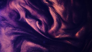 Mavi ve kırmızı mürekkep birlikte bir saf siyah arka plan üzerinde karıştırma.