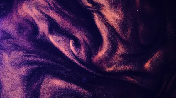 Mavi ve kırmızı mürekkep birlikte bir saf siyah arka plan üzerinde karıştırma.