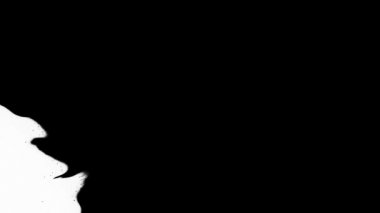 Çiçek mürekkebi. Güzel beyaz suluboya mürekkep siyah arkaplana geçiş yapıyor,