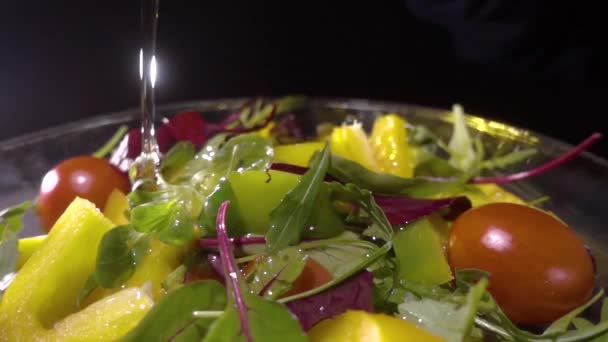 Aceite vertiendo sobre ensalada mixta — Vídeo de stock