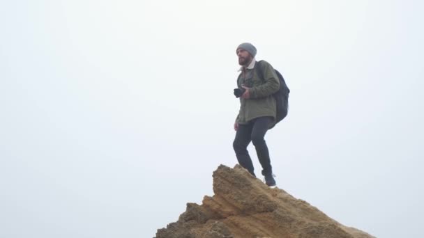 Excursionista en la cima de una montaña brazos levantados al cielo — Vídeos de Stock