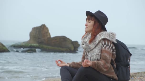 Menina em roupas quentes relaxar na costa do mar em um dia fresco de outono — Vídeo de Stock