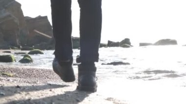 gün doğumunda denizde yürümek