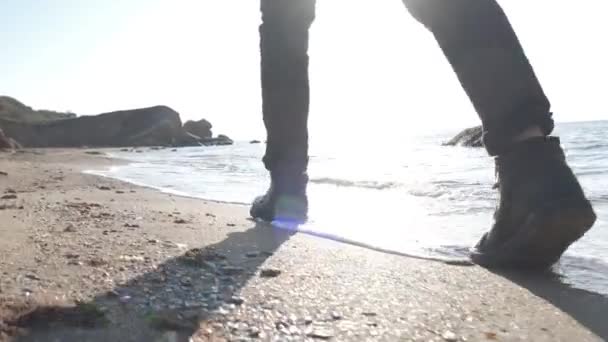 Caminando por el mar al amanecer — Vídeo de stock