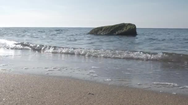 Surfe no mar. Mar com pedras — Vídeo de Stock