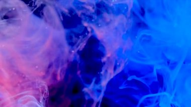 Mavi mor boya siyah arka plan.