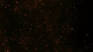 Siyah arka plan bulanıklığı üzerinde altın tozu