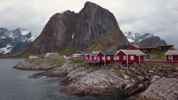 Vzdušný záběr malé rybářské vesničky na Lofoenských ostrovech v Norsku, oblíbený turistický cíl s typickými červenými domy — Stock video