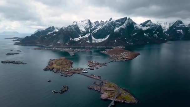 Luchtfoto op de Lofoten-eilanden in Noorwegen, populaire toeristische bestemming. Antenne — Stockvideo