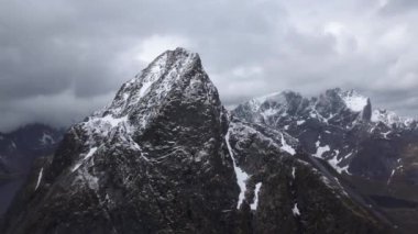 Acımasız dağlar hava görüntüleri Norveç. Lofoten Adaları kayalık dağlar. Dağ gölleri, yağmurlu dağ doruklarına