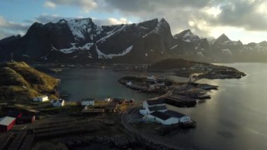 Norveç Lofoten Reine günbatımı ışın hava drone video
