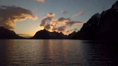 Norveç Lofoten Reine günbatımı ışın hava drone video