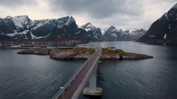 Вид с воздуха на Лофотенские острова в Норвегии, популярное туристическое направление. Воздушный — стоковое видео