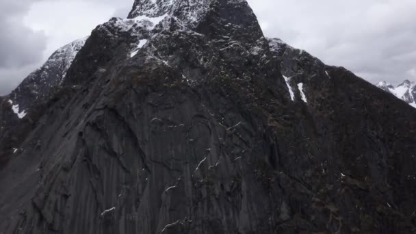 Acımasız dağlar hava görüntüleri Norveç. Lofoten Adaları kayalık dağlar. Dağ gölleri, yağmurlu dağ doruklarına — Stok video