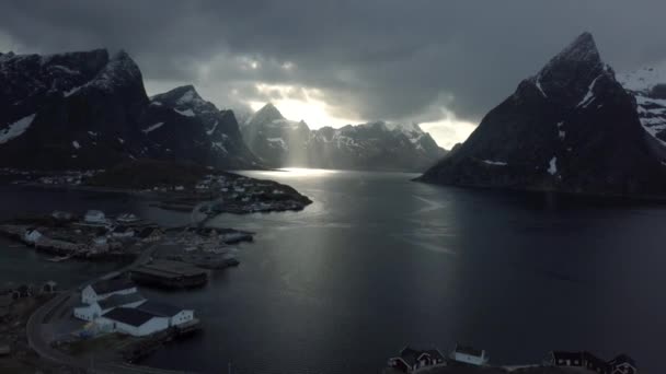 Norvégia Lofoten Reine naplemente fénysugár antenna drone video — Stock videók