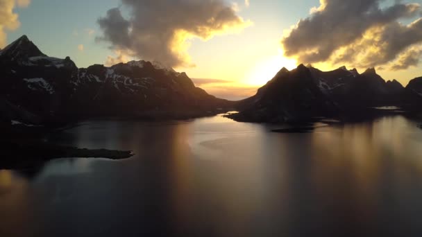 Norwegia Lofoten Reine zachód słońca Ray aerial Drone wideo — Wideo stockowe