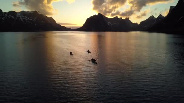 Néhány kajakok a Lofoten szigeteken, Sunset légi felvételek — Stock videók