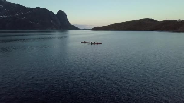 Niektóre kajaki w Lofoten Islands, Sunset zdjęcia lotnicze — Wideo stockowe